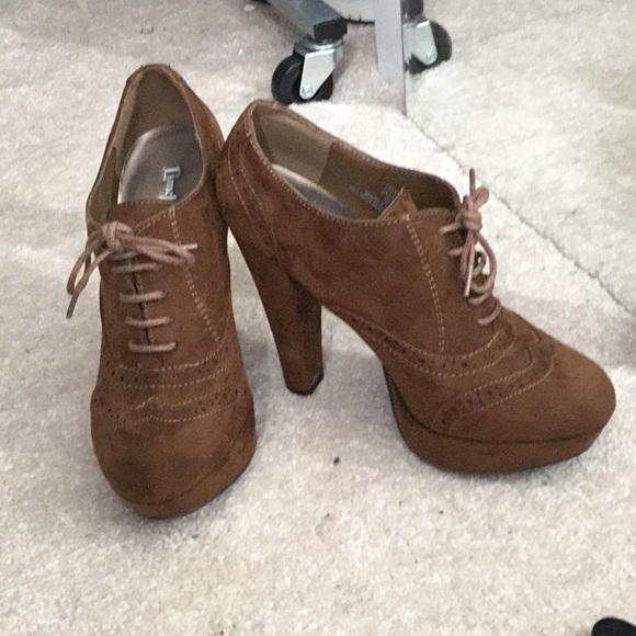 Brown suede Oxford heels - Picture 3 of 3